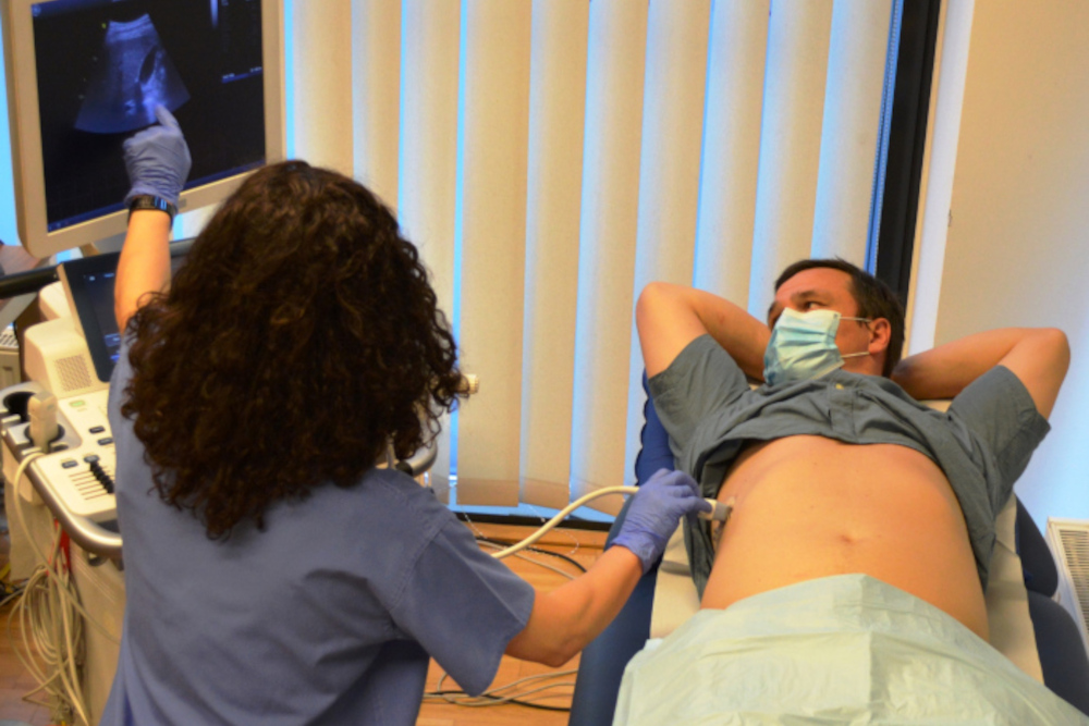 Dr.Stoyanova bei der Ultraschalluntersuchung